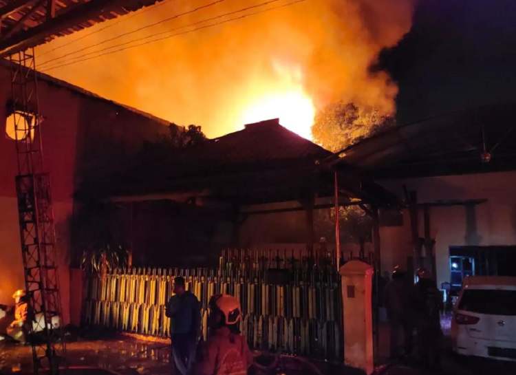 Pabrik Lilin Biola Candle di Ploso Tambaksari Terbakar, Merembet hingga ke Rumah Owner