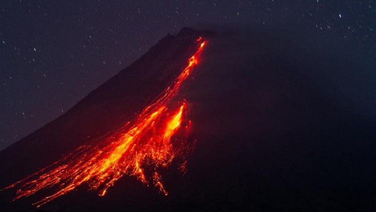 Gunung Merapi Muntahkan Lava Pijar Malam Tadi, 17 Mei 2023
