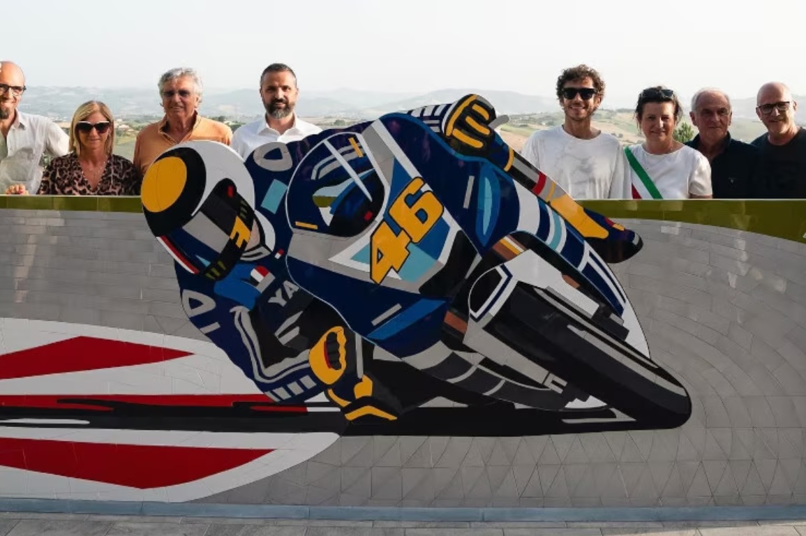 Lukisan Mural dan Mozaik Keramik Valentino Rossi Percantik Jalanan Tavullia