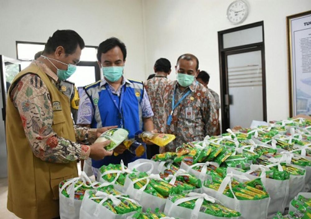 Bupati Pungkasiadi saat menerima bantuan CSR dari PT. Jasamarga. SP