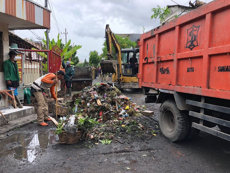 Pemkot Surabaya Lakukan Pembersihan Sampah di Gorong-Gorong