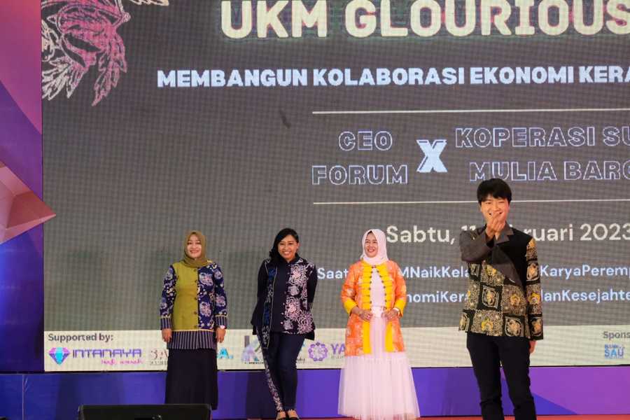 Crazy Rich Surabaya Peragakan Busana Batik dalam UKM Glourious Night