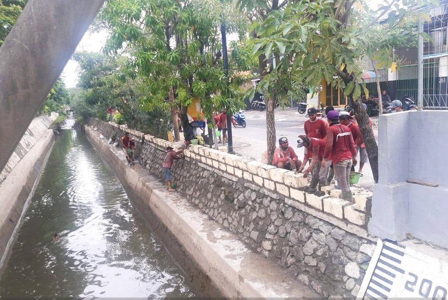 Tangani Banjir, Surabaya Siagakan 1400 Personel Satgas DPUBMP