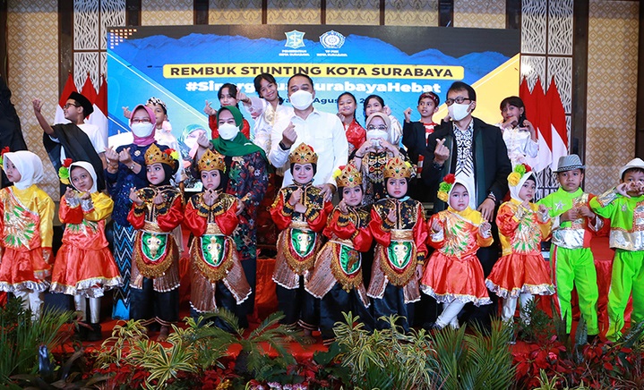 Kota Surabaya Terima Penghargaan Penurunan Stunting Terbaik Pertama se-Jatim