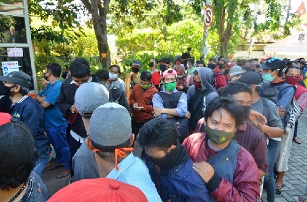 Perilaku Warga Surabaya Rebutan Rapid Test, 100 Orang Reaktif