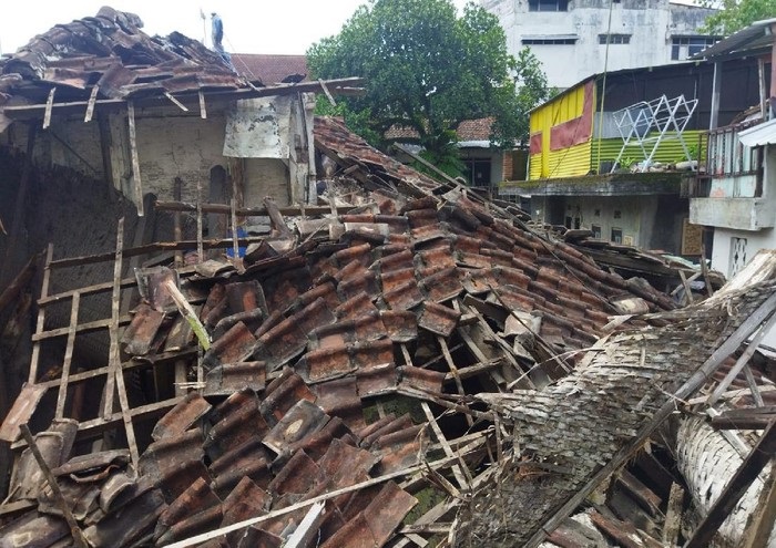 Rumah yang Dihuni ODGJ di Malang Ambruk