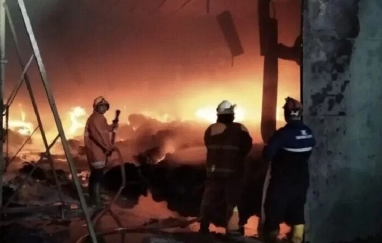Pabrik Benang di Mojokerto Terbakar Saat Shift Malam, 5 Mobil PMK Dikerahkan