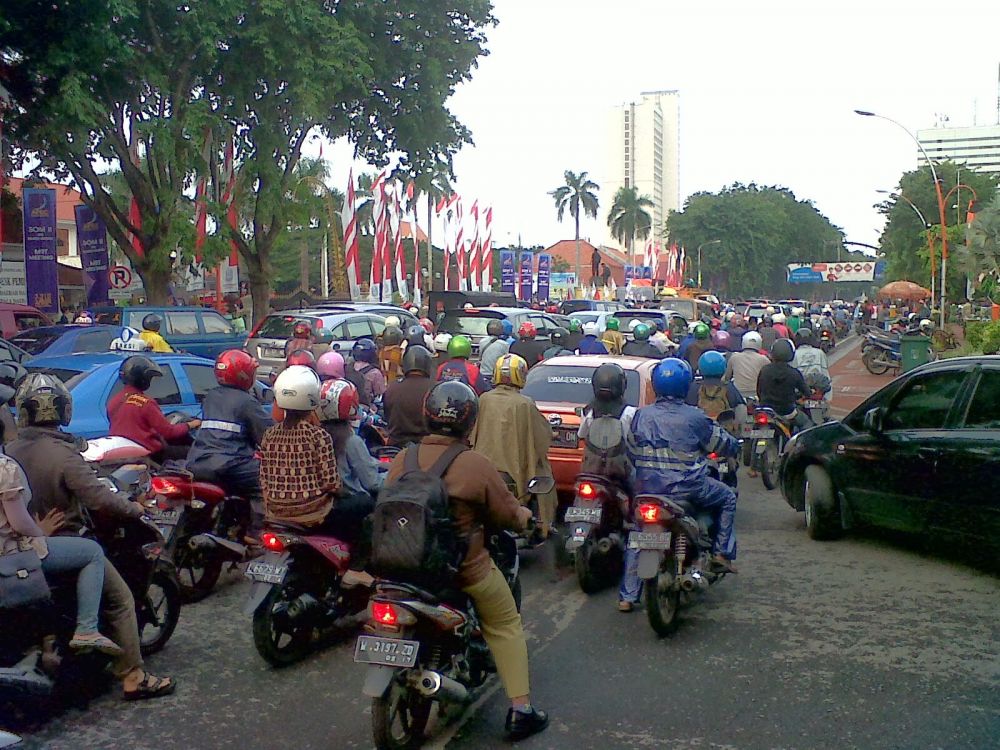 Masa Transisi New Normal, Jalanan Kota Surabaya Mulai Ramai