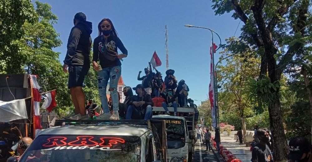 Surabaya Dikepung Mobil Sound System Oleh Ratusan Pekerja Seni 
