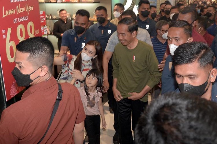 Presiden Jokowi dan Iriana ke Bioskop, Tampil Sederhana Dipuji Warganet