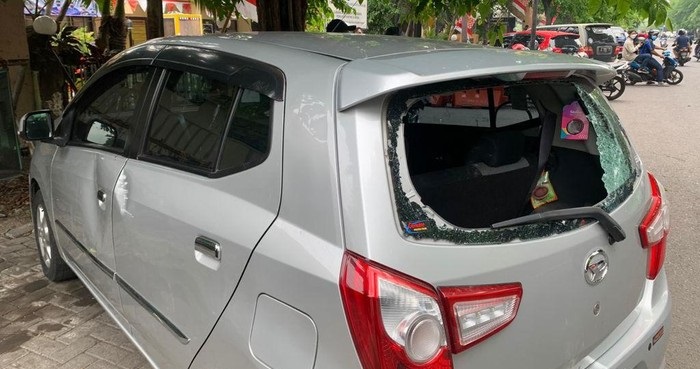 Diduga Tabrak Lari, Mobil di Surabaya Dirusak Massa