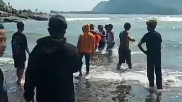 Ayah-anak Tersapu Ombak Pantai Payangan
