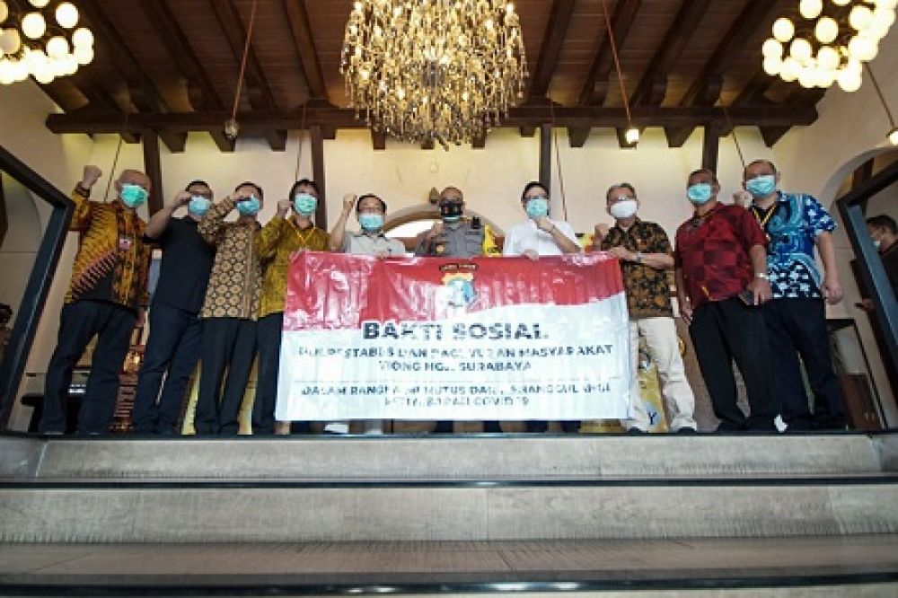 Polrestabes Surabaya Terima 100.000 Masker Bedah dari Paguyupan Tionghoa