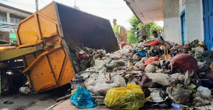 Truk Pengangkut Sampah di Banyuwangi Terguling