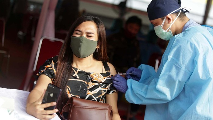 Vaksinasi Dosis Pertama di Surabaya Capai 77 Persen