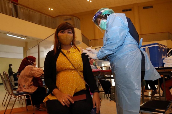 Ibu Hamil Surabaya Disuntik Vaksin oleh Dokter Kandungan