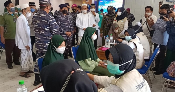 TNI Gelar Vaksinasi di Ponpes di Probolinggo