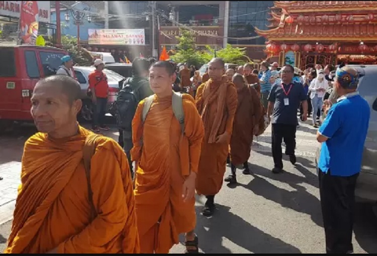 Rekor: Jalani Tradisi Thudong, 32 Biksu Jalan Kaki dari Thailand ke Candi Borobudur
