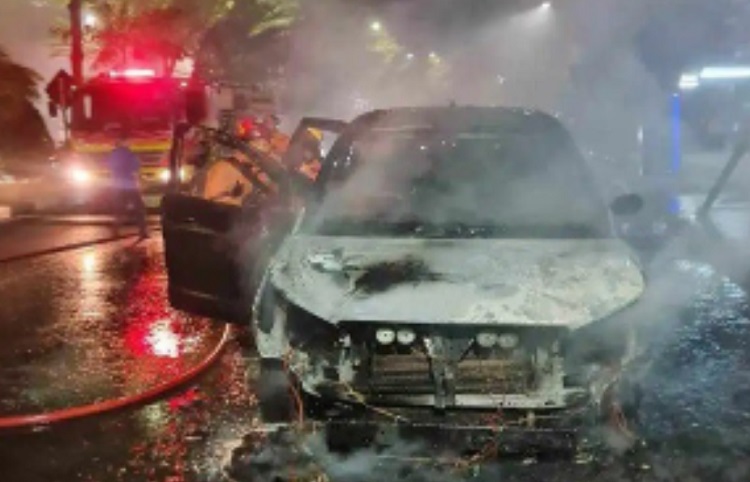 Mobil Innova Reborn Terbakar di Jalan Mayjend Sungkono, Diduga Korsleting